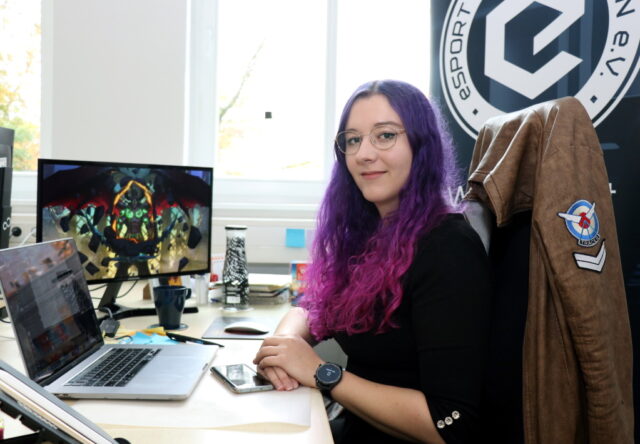 Fiona Gundermann ist im Vorstand des neu gegründeten „eSport Club Solingen e.V.“. Die 25-Jährige hat Gamedesign studiert und wünscht sich, mit weiblichen Zockern in den Austausch zu kommen. (Foto: © Bastian Glumm)