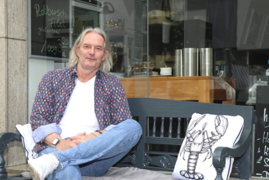 Stephan Schälte betreibt an der Düsseldorfer Straße in Ohligs ein Fisch-Fachgeschäft mit Bistro. (Foto: © Bastian Glumm)