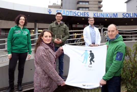 Wollen Kinder und Jugendliche in Bewegung bringen: vorne v.li. Sandra Kratz (SPZ Klinikum) mit Andreas Lukosch (WMTV). Hinten v.li. Lilian Muscutt (Bergische Krankenkasse), Henning Löhmer (Trainer) und Dr. Sven Propson (Chefarzt Kinderklinik Klinikum). (Foto: © Bastian Glumm)