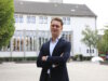 Daniel Flemm, CDU-Kandidat für das Amt des Oberbürgermeisters, beim Rundgang mit dem SolingenMagazin durch die Solinger Innenstadt auf dem Fronhof. (Foto: © Bastian Glumm)