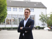 Daniel Flemm, CDU-Kandidat für das Amt des Oberbürgermeisters, beim Rundgang mit dem SolingenMagazin durch die Solinger Innenstadt auf dem Fronhof. (Foto: © Bastian Glumm)