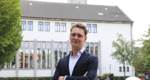 Daniel Flemm, CDU-Kandidat für das Amt des Oberbürgermeisters, beim Rundgang mit dem SolingenMagazin durch die Solinger Innenstadt auf dem Fronhof. (Foto: © Bastian Glumm)