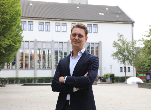 Daniel Flemm, CDU-Kandidat für das Amt des Oberbürgermeisters, beim Rundgang mit dem SolingenMagazin durch die Solinger Innenstadt auf dem Fronhof. (Foto: © Bastian Glumm)