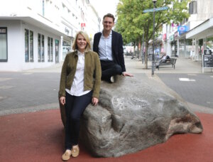 Daniel Flemm mit seiner Frau Sonja am bekannten Stein auf der Solinger Hauptstraße. Leerstände prägen Solingens ehemalige Einkaufsmeile. (Foto: © Bastian Glumm)