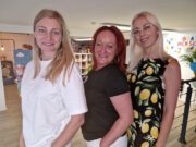 Setzen gemeinsam das neue Bewegungsangebot "FlexiWoman" in den Räumen der "Helfenden Schirme" an der Linkgasse um: v.li. Yuliia Arismyatova, Agnieszka Moranska-Röder und Svitlana Glumm. (Foto: © Bastian Glumm)