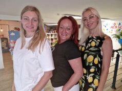 Setzen gemeinsam das neue Bewegungsangebot "FlexiWoman" in den Räumen der "Helfenden Schirme" an der Linkgasse um: v.li. Yuliia Arismyatova, Agnieszka Moranska-Röder und Svitlana Glumm. (Foto: © Bastian Glumm)
