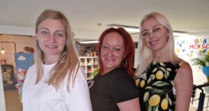 Setzen gemeinsam das neue Bewegungsangebot "FlexiWoman" in den Räumen der "Helfenden Schirme" an der Linkgasse um: v.li. Yuliia Arismyatova, Agnieszka Moranska-Röder und Svitlana Glumm. (Foto: © Bastian Glumm)