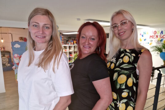 Setzen gemeinsam das neue Bewegungsangebot "FlexiWoman" in den Räumen der "Helfenden Schirme" an der Linkgasse um: v.li. Yuliia Arismyatova, Agnieszka Moranska-Röder und Svitlana Glumm. (Foto: © Bastian Glumm)