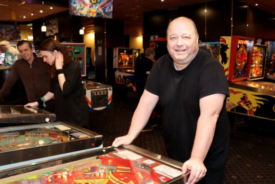 Heiner Herriger ist Vorsitzender des Vereins "Shoot Again", der an der Goerdelerstraße das Flippermuseum betreibt. (Foto: © Bastian Glumm)