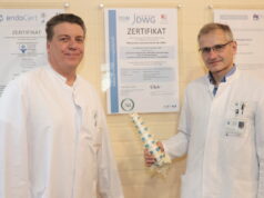 Sind stolz auf die Zertifizierung zum Wirbelsäulenzentrum: Dr. Ralf Buhl (li.), Chefarzt der Neurochirurgie am Klinikum Solingen, und Prof. Dr. Sascha Flohé, Chefarzt der Unfallchirurgie, Orthopädie und Handchirurgie. (Foto: © Bastian Glumm)