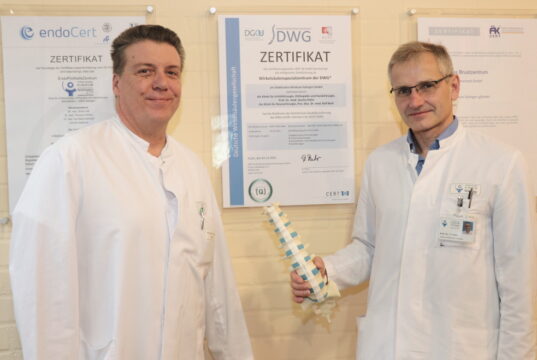 Sind stolz auf die Zertifizierung zum Wirbelsäulenzentrum: Dr. Ralf Buhl (li.), Chefarzt der Neurochirurgie am Klinikum Solingen, und Prof. Dr. Sascha Flohé, Chefarzt der Unfallchirurgie, Orthopädie und Handchirurgie. (Foto: © Bastian Glumm)