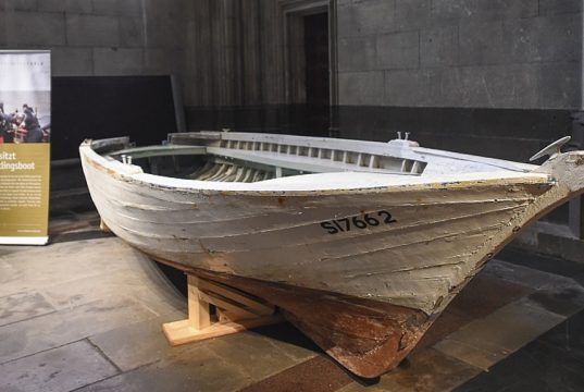 Vom 1. bis zum 12. März ist das bekannte Flüchtlingsboot des Erzbistums Köln in St. Joseph in Ohligs an der Hackhauser Straße zu sehen. Die Ausstellung wird von zahlreichen Gottesdiensten und Vorträgen begleitet. (Foto: © R. Ganz)