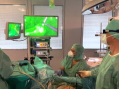 Mit der neuen Fluoreszenz-Laparoskopie kann in der Lukas Klinik jetzt die Blutversorgung des operierten Bereichs noch während des Eingriffs überprüft werden. Ein spezieller Farbstoff, der während der Operation gespritzt wird, lässt das OP-Gebiet bei spezieller Lichtbestrahlung grün leuchten. (Foto: © Kplus Gruppe)