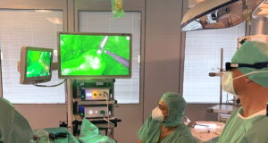 Mit der neuen Fluoreszenz-Laparoskopie kann in der Lukas Klinik jetzt die Blutversorgung des operierten Bereichs noch während des Eingriffs überprüft werden. Ein spezieller Farbstoff, der während der Operation gespritzt wird, lässt das OP-Gebiet bei spezieller Lichtbestrahlung grün leuchten. (Foto: © Kplus Gruppe)