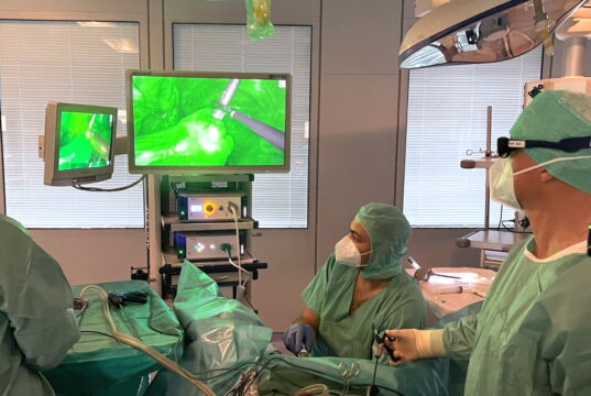 Mit der neuen Fluoreszenz-Laparoskopie kann in der Lukas Klinik jetzt die Blutversorgung des operierten Bereichs noch während des Eingriffs überprüft werden. Ein spezieller Farbstoff, der während der Operation gespritzt wird, lässt das OP-Gebiet bei spezieller Lichtbestrahlung grün leuchten. (Foto: © Kplus Gruppe)