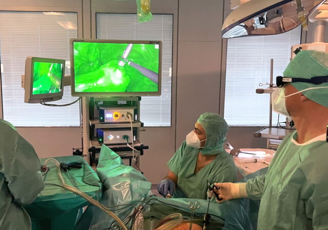 Mit der neuen Fluoreszenz-Laparoskopie kann in der Lukas Klinik jetzt die Blutversorgung des operierten Bereichs noch während des Eingriffs überprüft werden. Ein spezieller Farbstoff, der während der Operation gespritzt wird, lässt das OP-Gebiet bei spezieller Lichtbestrahlung grün leuchten. (Foto: © Kplus Gruppe)