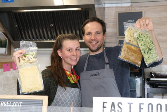 Janine Heinrichs und Dominic Gerberding gingen im Dezember vergangenen Jahres mit ihrem „Jordan’s Genuss Truck by Gerberding“ an den Start. Corona zwang die jungen Gastronomen zum Umdenken. (Foto: © Bastian Glumm)