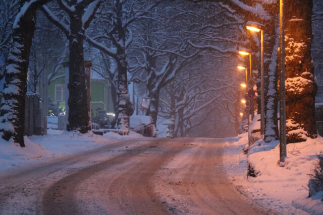 Der Winter hat Solingen derzeit im Griff. Der städtische Winterdienst hat die Hauptstraßen inzwischen überwiegend geräumt. (Foto: © Bastian Glumm)