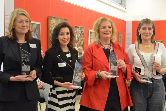 Die Preisträgerinnen des diesjährigen Wettbewerbs „Frauen mit Profil“ haben sich durch hervorragende Leistungen ihre Auszeichnungen verdient.: v. li. Prof. Dr. Helga Rübsamen-Schaeff (Sonderpreis), Fatiha Essinnou (Vorbildliche Unternehmerin), Elena Gabriele Myrbach (Kreative Lösung zur eigenen Existenzsicherung), Barbara Westring (Leitung eines nachhaltigen Projekts für Frauen. (Foto: © Martina Hörle)
