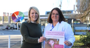 Sonja Flemm (li.) übernimmt die Schirmherrschaft für den 1. Solinger Tag für Frauengesundheit. Gemeinsam mit Dr. Séverine Iborra, Chefärztin der Klinik für Frauenheilkunde und Geburtshilfe am Städtischen Klinikum Solingen, wirbt sie für die Veranstaltung am 6. März im Hofgarten. (Foto: © Bastian Glumm)