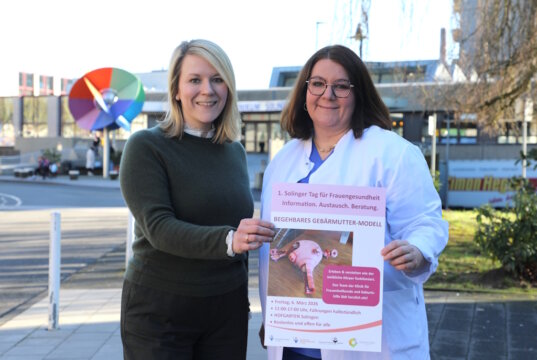 Sonja Flemm (li.) übernimmt die Schirmherrschaft für den 1. Solinger Tag für Frauengesundheit. Gemeinsam mit Dr. Séverine Iborra, Chefärztin der Klinik für Frauenheilkunde und Geburtshilfe am Städtischen Klinikum Solingen, wirbt sie für die Veranstaltung am 6. März im Hofgarten. (Foto: © Bastian Glumm)