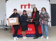 Die ehrenamtlichen RRT-Helfer (v.li.) Iris Adrian und Jessica Schmidt überreichten der Geschäftsführerin des Solinger Frauenhauses Martina Zsack-Möllmann und Mittarbeiterin Frau Maurer 150 "CareKits". (Foto: © RRT)