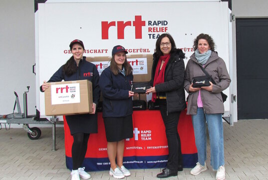 Die ehrenamtlichen RRT-Helfer (v.li.) Iris Adrian und Jessica Schmidt überreichten der Geschäftsführerin des Solinger Frauenhauses Martina Zsack-Möllmann und Mittarbeiterin Frau Maurer 150 "CareKits". (Foto: © RRT)