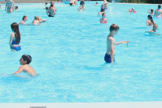 Warmes Sommerwetter lockt die Solingerinnen und Solinger in die Freibäder. (Archivfoto: © Bastian Glumm)