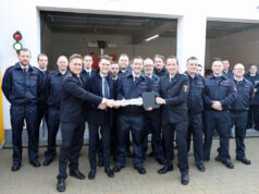 Symbolische Schlüsselübergabe zur Einweihung des Erweiterungsbaus: Oberbürgermeister Daniel Flemm mit dem symbolischen Schlüssel gemeinsam mit Feuerwehrleiter Sebastian Wagner und Einsatzkräften der Löscheinheit 8 Burg. (Foto: © Bastian Glumm)