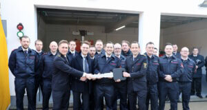 Symbolische Schlüsselübergabe zur Einweihung des Erweiterungsbaus: Oberbürgermeister Daniel Flemm mit dem symbolischen Schlüssel gemeinsam mit Feuerwehrleiter Sebastian Wagner und Einsatzkräften der Löscheinheit 8 Burg. (Foto: © Bastian Glumm)