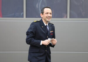 Sebastian Wagner, Leiter der Feuerwehr Solingen, spricht bei der Einweihungsfeier des Erweiterungsbaus am Gerätehaus der Löscheinheit 8 in Solingen-Burg. (Foto: © Bastian Glumm)
