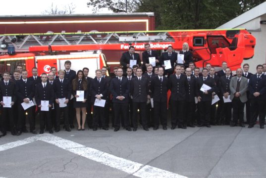 Gruppenbild mit den Angehörigen der Solinger Löscheinheiten, die am Donnerstagabend auf der Jahreshauptversammlung der Freiwilligen Feuerwehr befördert wurden. (Foto: © B. Glumm)