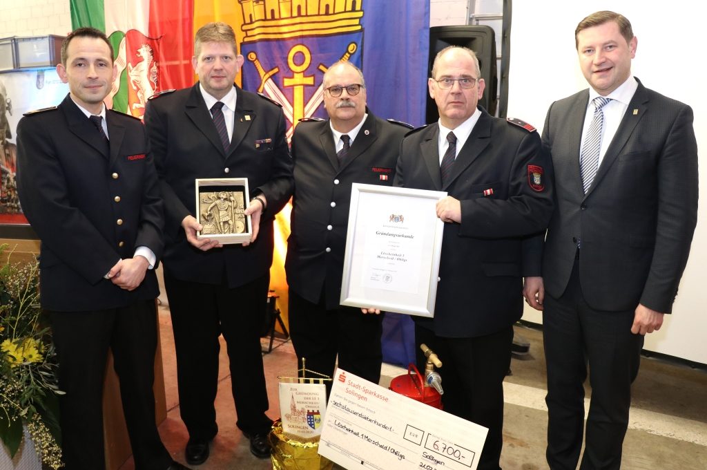 Kamen am Freitagabend zur Gründungszeremonie im Gerätehaus der Freiwilligen Feuerwehr an der Hildener Straße zusammen: v.li. Sebastian Wagner, stellvertretender Leiter der Feuerwehr Solingen, Andre Saniewski, Helmut Hülsmann und Stephan Welp von der neuen Löscheinheit 1 sowie Oberbürgermeister Tim Kurzbach. (Foto: © Bastian Glumm)