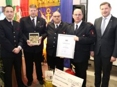 Kamen am Freitagabend zur Gründungszeremonie im Gerätehaus der Freiwilligen Feuerwehr an der Hildener Straße zusammen: v.li. Sebastian Wagner, stellvertretender Leiter der Feuerwehr Solingen, Andre Saniewski, Helmut Hülsmann und Stephan Welp von der neuen Löscheinheit 1 sowie Oberbürgermeister Tim Kurzbach. (Foto: © Bastian Glumm)