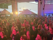 Volles Haus beim Sommerfest der Freiwilligen Feuerwehr Mangenberg: An drei Tagen erwartet die Besucherinnen und Besucher ein abwechslungsreiches Programm mit Live-Musik, Feuerwehrtechnik und Angeboten für die ganze Familie. (Foto: © Löscheinheit 3 Mangenberg)