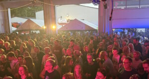 Drei Tage Sommerfest bei der Freiwilligen Feuerwehr Mangenberg Volles Haus beim Sommerfest der Freiwilligen Feuerwehr Mangenberg: An drei Tagen erwartet die Besucherinnen und Besucher ein abwechslungsreiches Programm mit Live-Musik, Feuerwehrtechnik und Angeboten für die ganze Familie. (Foto: © Löscheinheit 3 Mangenberg)