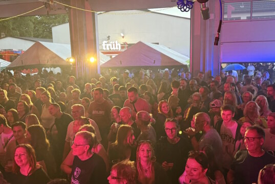 Volles Haus beim Sommerfest der Freiwilligen Feuerwehr Mangenberg: An drei Tagen erwartet die Besucherinnen und Besucher ein abwechslungsreiches Programm mit Live-Musik, Feuerwehrtechnik und Angeboten für die ganze Familie. (Foto: © Löscheinheit 3 Mangenberg)