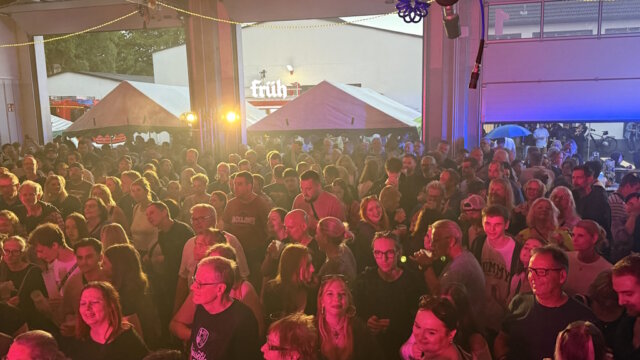 Volles Haus beim Sommerfest der Freiwilligen Feuerwehr Mangenberg: An drei Tagen erwartet die Besucherinnen und Besucher ein abwechslungsreiches Programm mit Live-Musik, Feuerwehrtechnik und Angeboten für die ganze Familie. (Foto: © Löscheinheit 3 Mangenberg)