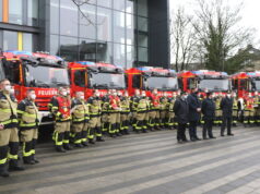 Am Samstag erfolgte die symbolische Schlüsselübergabe für sechs neue Löschfahrzeuge für die Löscheinheiten der Freiwilligen Feuerwehr Solingen auf de, Walter-Scheel-Platz. (Foto: © Bastian Glumm)