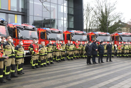Am Samstag erfolgte die symbolische Schlüsselübergabe für sechs neue Löschfahrzeuge für die Löscheinheiten der Freiwilligen Feuerwehr Solingen auf de, Walter-Scheel-Platz. (Foto: © Bastian Glumm)