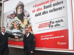 Landesweit wird großflächig um Nachwuchs für die Einheiten der Freiwilligen Feuerwehr geworben. Torsten Dunkel (li.) und Hans-Joachim Krapp von der Solinger Feuerwehr stellten die Kampagne am Plakatstandort in Aufderhöhe vor. (Foto: © B. Glumm)