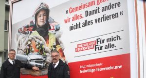 Landesweit wird großflächig um Nachwuchs für die Einheiten der Freiwilligen Feuerwehr geworben. Torsten Dunkel (li.) und Hans-Joachim Krapp von der Solinger Feuerwehr stellten die Kampagne am Plakatstandort in Aufderhöhe vor. (Foto: © B. Glumm)