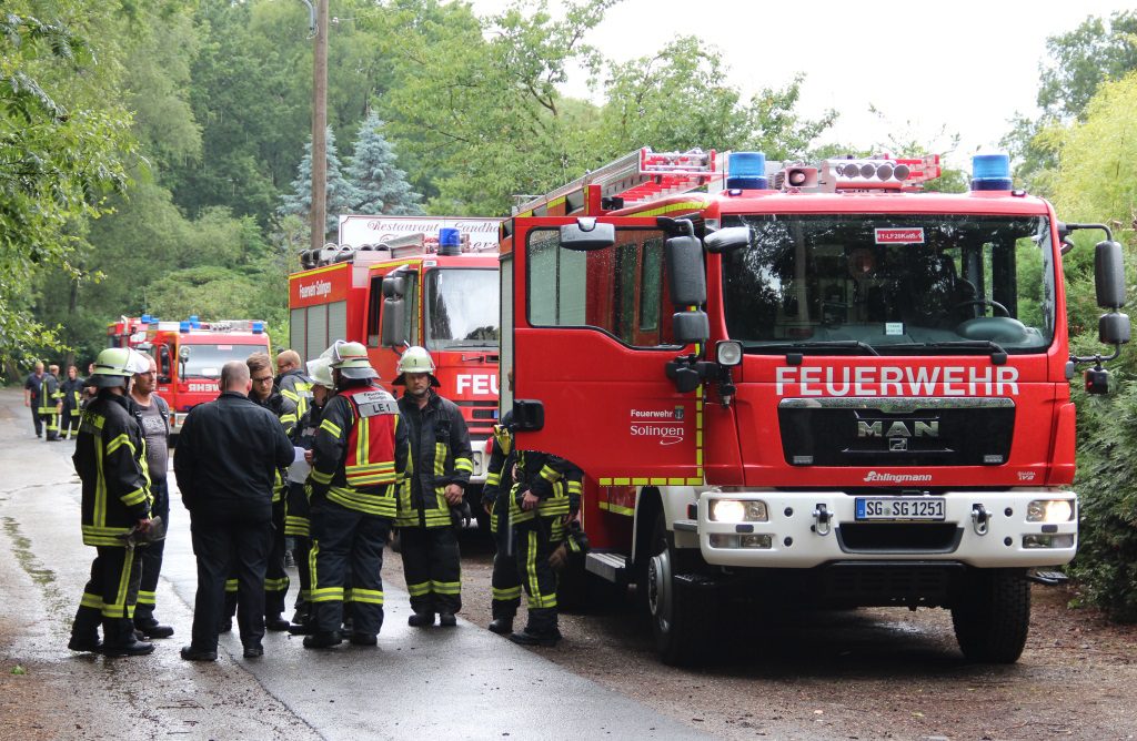 Sturmtief "Burglind" schüttelte Solingen am Mittwoch gehörig durch. Viel zu tun für die Feuerwehr, die mit zahlreichen Einsatzkräften im gesamten Stadtgebiet unterwegs war. (Archivfoto: © Bastian Glumm)