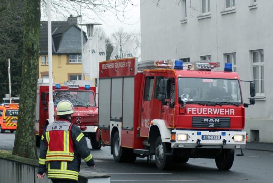 Auf dem Gelände der Firma Kronprinz fand am Sonntag eine große Übung der Freiwilligen Feuerwehr mit der Werkfeuerwehr des Unternehmens statt. (Foto: © Tim Oelbermann)