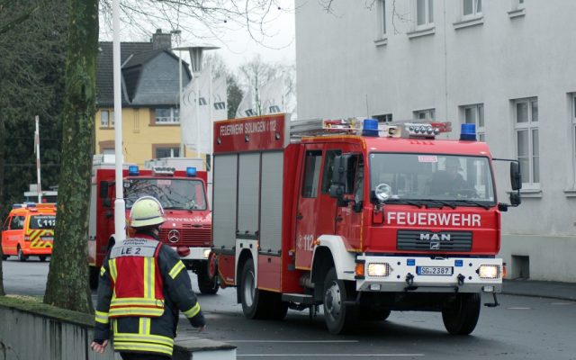Auf dem Gelände der Firma Kronprinz fand am Sonntag eine große Übung der Freiwilligen Feuerwehr mit der Werkfeuerwehr des Unternehmens statt. (Foto: © Tim Oelbermann)