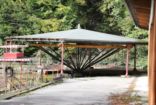 Das denkmalgeschützte Wasserkarussell im Freizeitpark Ittertal dreht sich schon eine ganze Weile nicht mehr. Das soll sich jedoch in absehbarer Zeit wieder ändern. (Foto: © Bastian Glumm)