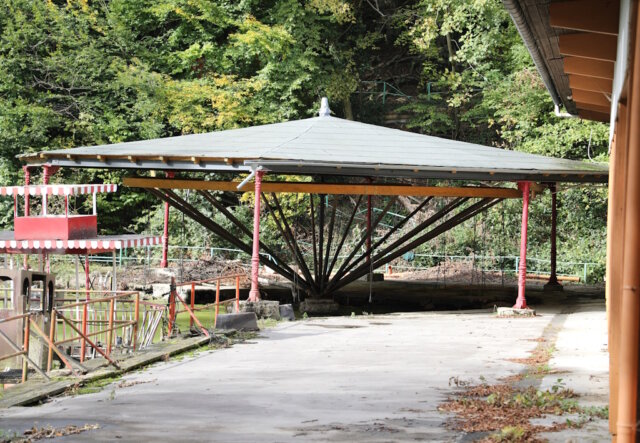 Das denkmalgeschützte Wasserkarussell im Freizeitpark Ittertal dreht sich schon eine ganze Weile nicht mehr. Das soll sich jedoch in absehbarer Zeit wieder ändern. (Foto: © Bastian Glumm)