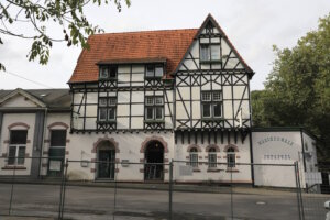 Im angrenzenden Gebäude zur Ittertalstraße laufen bereits die Vorbereitungen für die Eröffnung eines neuen Restaurants. Das losgelöst von den Planungen für einen neuen Freizeitpark. (Foto: © Bastian Glumm)