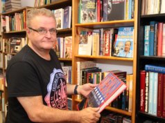 Rolf Heller vom Freundeskreis der Stadtbibliothek liebt Bücher. Er würde sich über weitere Unterstützer des Vereins freuen. (Foto: © Bastian Glumm)