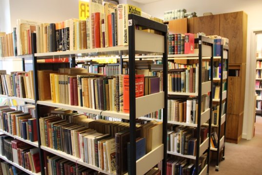 Auf 240 Quadratmetern bietet der Freundeskreis mehr als 60.000 Bücher zu allen nur denkbaren Themen an. (Foto: © Bastian Glumm)